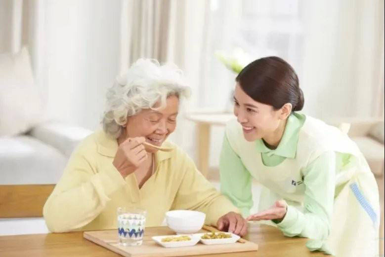 養(yǎng)老護(hù)工在日常操作上存在什么風(fēng)險(xiǎn)？